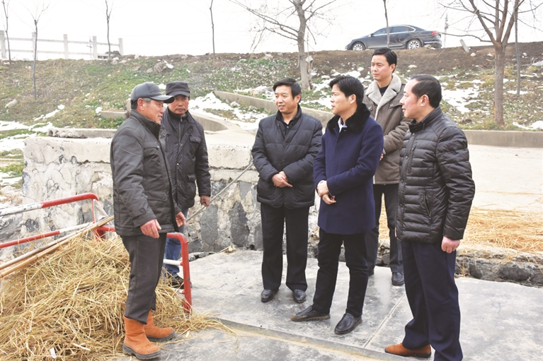 市委常委,市委统战部部长,市政府党组成员杨文喜检查渡口安全工作