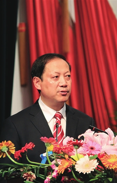 市长方桂林在大会上作政府工作报告.